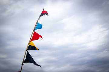 banderas en la playa