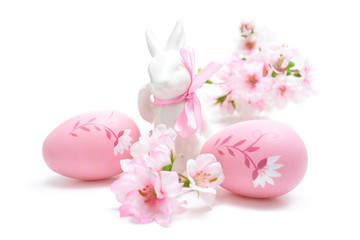 Wielkanoc jajka kwiaty i królik na białym tle - obrazy, fototapety, plakaty