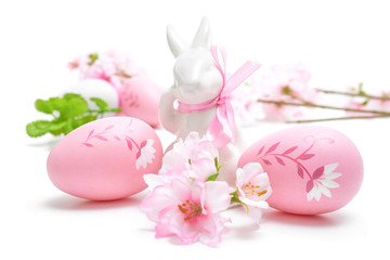 Obraz na płótnie Canvas Wielkanoc jajka kwiaty i królik na białym tle