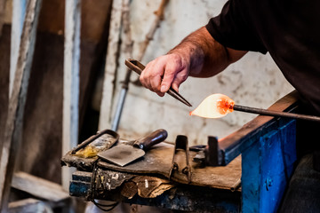 Artisan souffleur de verre en train de travailler