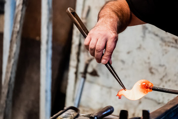 Artisan souffleur de verre en train de travailler