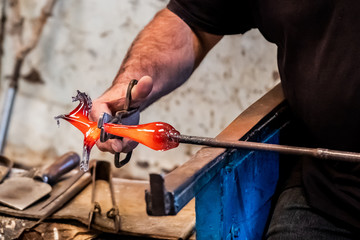Artisan souffleur de verre en train de travailler