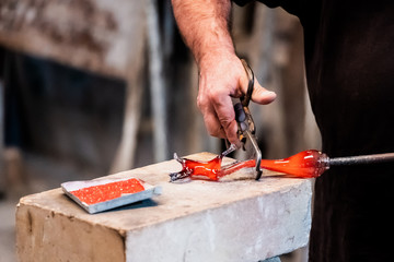 Artisan souffleur de verre en train de travailler