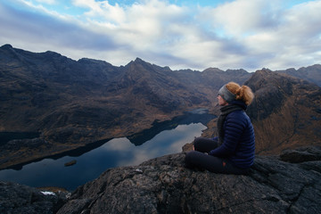 Frau am Loch Coruisk - Isle of Skye, Schottland