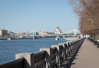 Obraz premium A part of town. City embankment at the beginning of spring.