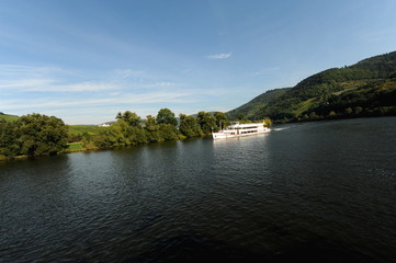Fototapeta premium Fahrt auf der Mosel bei Bernkastel-Kues