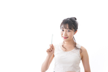 歯磨きをする若い女性