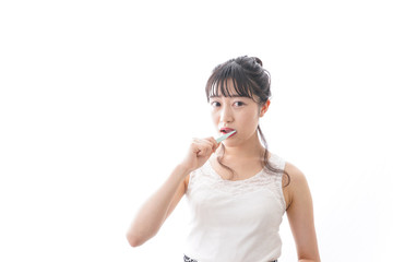 歯磨きをする若い女性