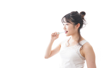 歯磨きをする若い女性