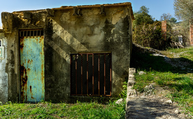Fototapeta na wymiar Caseta abandonada en el campo