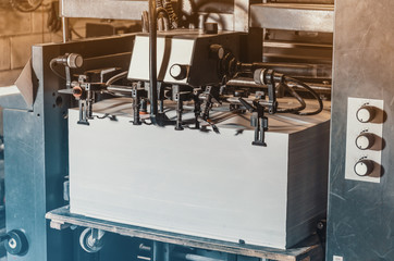 The tray with the paper tray for feeding a printing machine