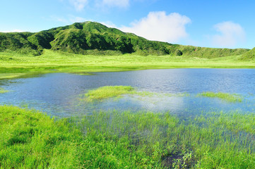 阿蘇草千里の緑の草原と湖