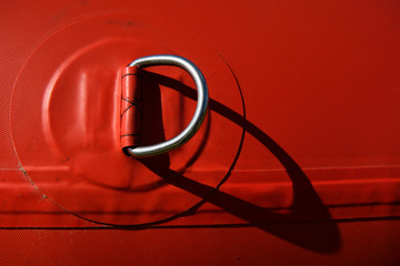 Schatten einer Metallöse auf rotem Hintergrund