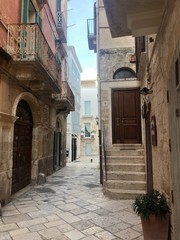 Fototapeta na wymiar narrow street in Italy in Pulgia