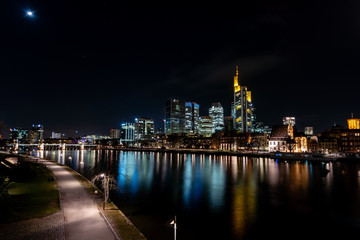 Fototapeta na wymiar Frankfurter Skyline vom Eisernen Steg bei Nacht