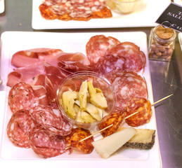 Piatto di salumi, antipasto italiano