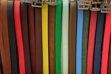Cinture di pelle colorate