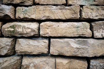 Muro a secco con grandi pietre sbozzate