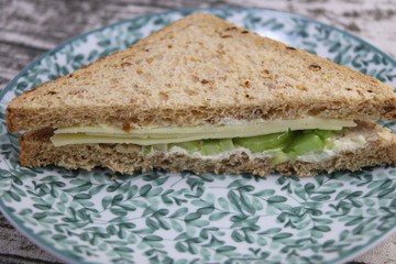 Sandwich triangle au céleri et fromage