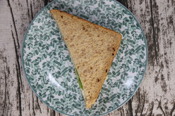 Sandwich triangle sur une assiette