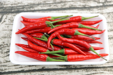 Piments rouge dans une barquette