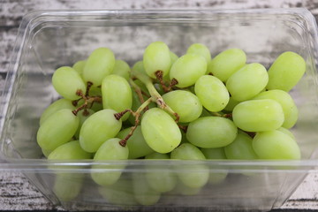 Raisins blanc dans une barquette