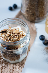 Parfait au yaourt, muesli et baies