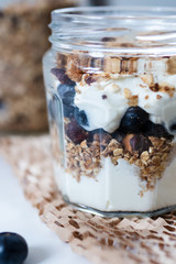 Parfait yaourt, muesli, myrtilles