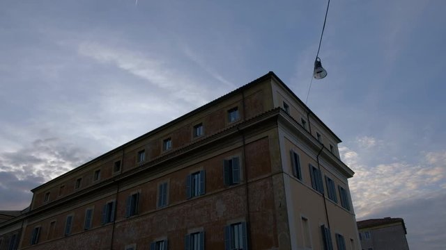 Avi&oacute;n reactor cruzando el cielo del Trastevere, Roma, Italia