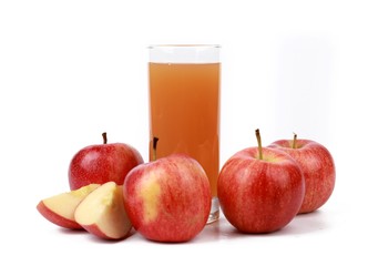  apple juice - sliced ​red apples and a glass of naturally cloudy apple juice in front of white background