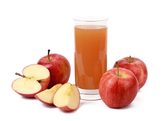  apple juice - sliced ​red apples and a glass of naturally cloudy apple juice in front of white background