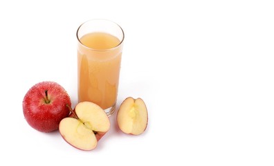  naturally cloudy apple juice - sliced ​red apples with drops of water and a glass of naturally cloudy apple juice in front of white background