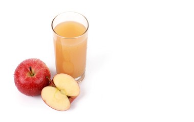  naturally cloudy apple juice - sliced ​red apples with drops of water and a glass of naturally cloudy apple juice in front of white background