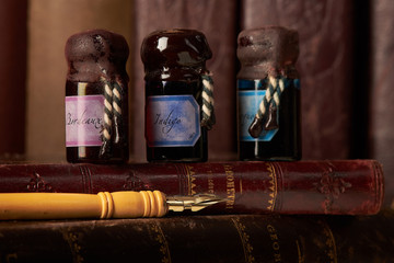 Pluma, libros y tintas.