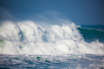 Vagues déferlantes sur la plage