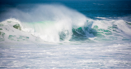 Vagues déferlantes sur la plage