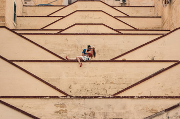 Man kissing woman on the city walls
