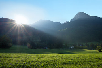 Morgensonne über den Berggipfeln, Landschaft Allgäu