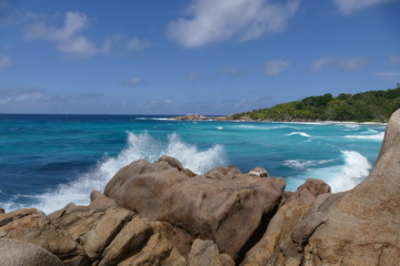 Fototapeta na wymiar waves breaking on the rocks in seychelles