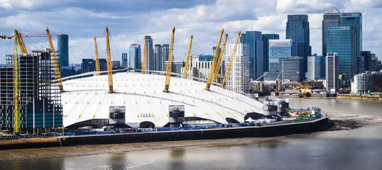 Fotobehang De O2 Arena in Londen vanaf de overkant van de rivier de Theems. London, Verenigd Koninkrijk . © Raimonds Kalva
