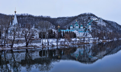 Fototapeta na wymiar Church Svyatohirsk Lavra over the river Siversky Donets in winter
