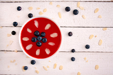 Smoohtie bowls z mrożonych truskawek z jagodami © Monika