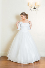 Obraz na płótnie Canvas Beautiful young bride in white wedding dress