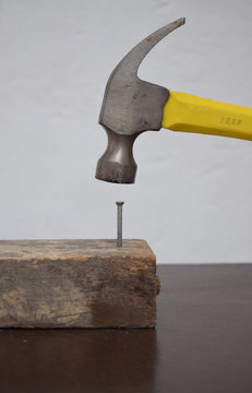Martillo clavando un clavo 