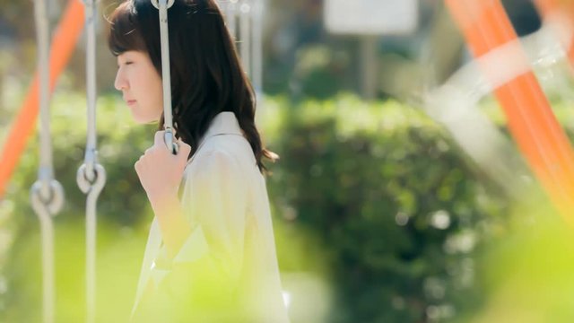 女性・ブランコ