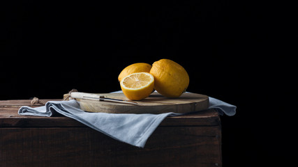 Bodegón con limones sobre una mesa de madera