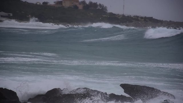 Mare in tempesta nel febbraio 2019 a Palermo, localit&agrave; Sferracavallo. Le onde di circa 2 metri si infrangono sulla scogliera