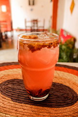 Vaso de tisana de frutos rojos fría
