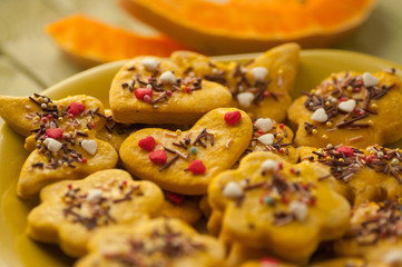 Curly pumpkin cookies