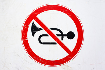 sign prohibiting car horn